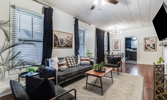 Freetown - Port Rico House | Comfortable Private Room with Shared Amenities & Breakfast