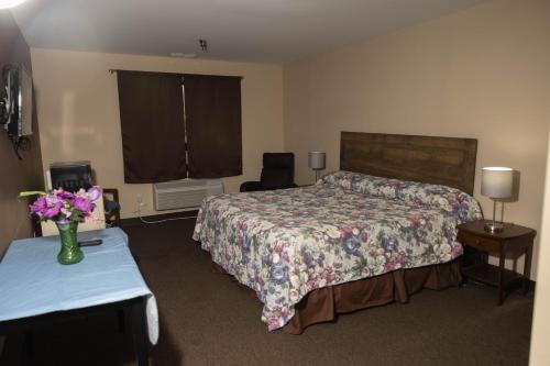 Moundsville Hotel | Explore Lafayette Inn: Family-Friendly with Pool & Hot Tub
