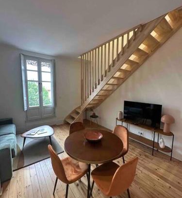 Saint - Michel Apartment | Convenient Lafourcade Hotel Near Palais de Justice Metro