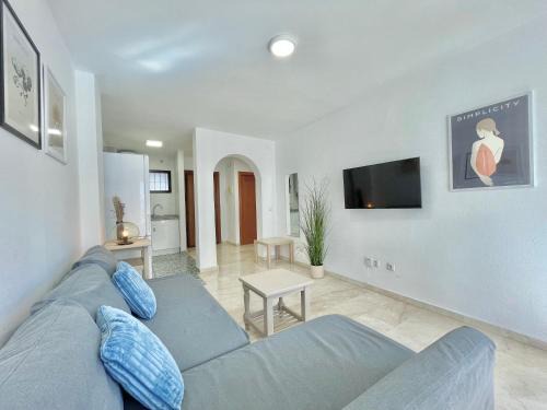 Arroyo de la Miel Apartment | LaFrenchTouch: Central Location with Pool Near Train Station