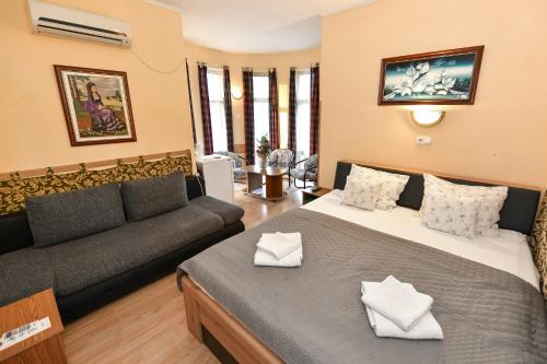 Szantod House | Pet-Friendly Laguna Panzio with Ocean View & Pool Access