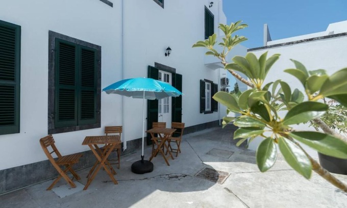 Lagoa Bed & Breakfast | Relax at Lagoa Hostel & Suites with Spa and Breakfast