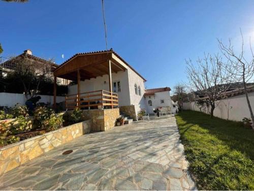 Kalyvia Thorikou House | Relaxation Awaits at Lagonisi Magic Home – Pet Friendly Stay