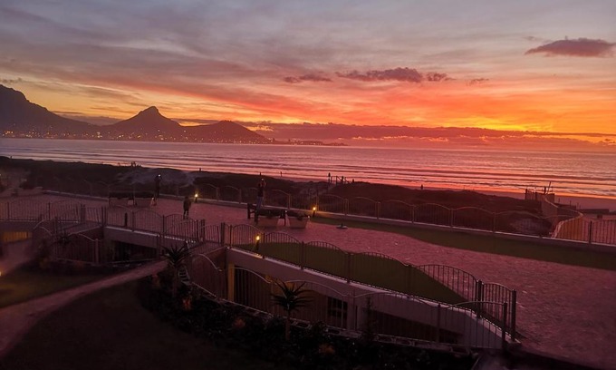 Lagoon Beach Apartment | Relaxing Lagoon Beach Retreat at Neptune Isle Cape Town