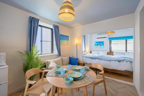 Tateishi Apartment | LAGOON Suite OHANA - 2 Serta double bed & Asian resort sofa, #205, 11 minutes to Asakusa