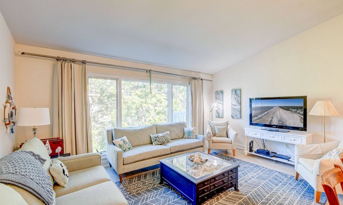 Isle of Palms Condo | Beachside Lagoon View Condo with Pool and Family Amenities
