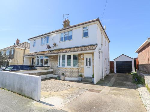 Wyke Regis House | Scenic Lagoon View Hotel: Pet & Child Friendly Retreat