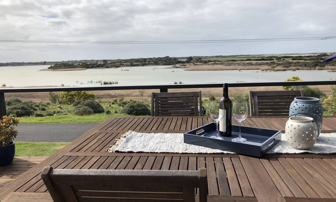 Alexandrina House | Waterfront Retreat at Lagoon View Lodge - Rated 10/10
