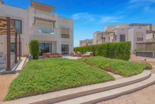 Shurtah al-Dakhlah Apartment | Lagoonfront 3BR Apartment Cyan