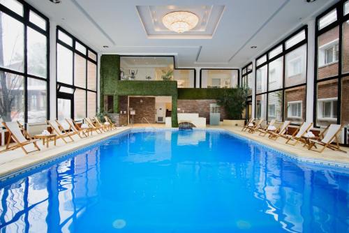 Macrozona Meseta Cerro Calafate Hotel | Discover Comfort at Lagos Del Calafate with Pool & Hot Tub