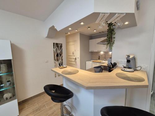 Vernon Apartment | Highly Rated Laguna Hotel: Your Perfect Getaway Awaits