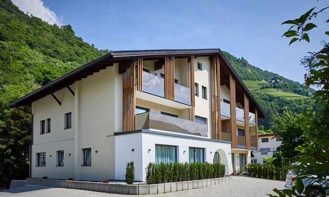 Albions House | Relaxing Retreat: Laitacherhof Apartments with Sauna & Pool