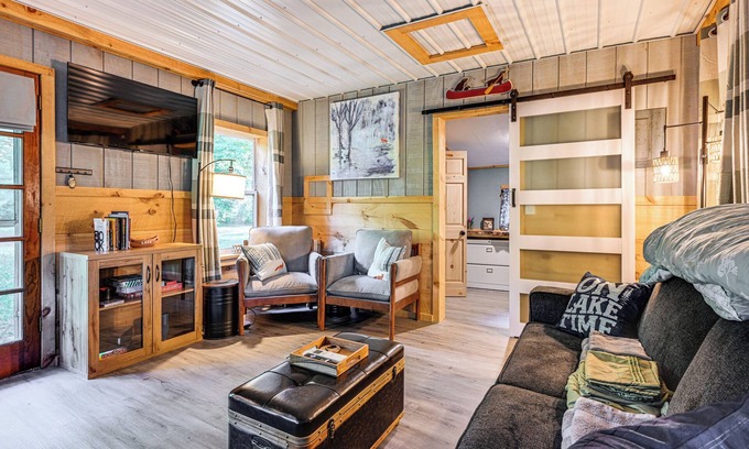 Gladwin Cottage | Inviting Gladwin Cottage: Kayaks & Steps to Lake Fun!