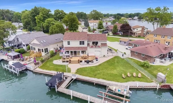 Gibraltar House | Lake Access, Wildlife, King Bed, Sunsets, Hot Tub