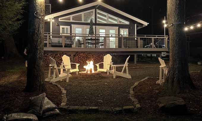 Greentown Cottage | Lake Wallenpaupack Retreat: Pool, Kitchen & Scenic Views