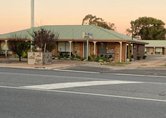 Bonney Hotel | Cozy Lake Albert Motel: Accessible & Family-Friendly Stay
