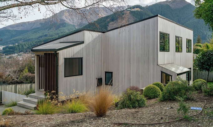 Queenstown City Centre Cottage | Pet-Friendly Queenstown Holiday Home near Southern Lakes