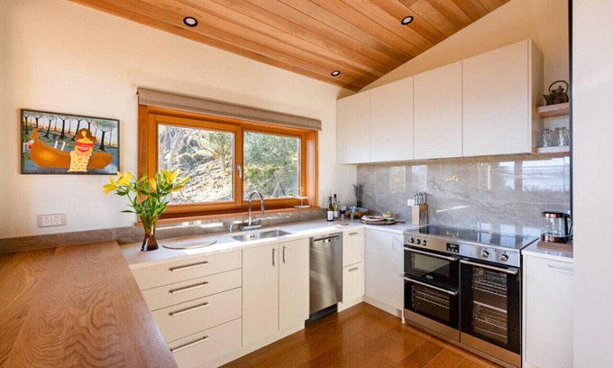 Wanaka House | Scenic Lakeside Retreat with Breathtaking Views