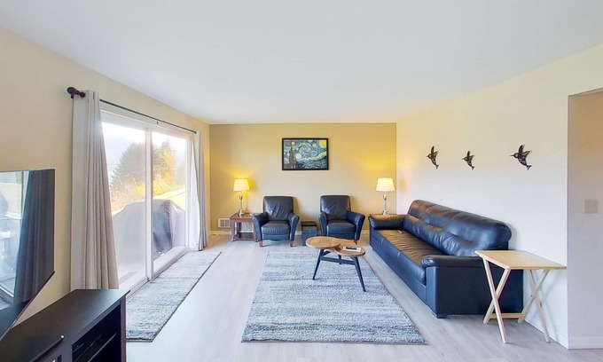 Chelan Condo | Scenic Lake & Mountainview Condo with Prime Amenities