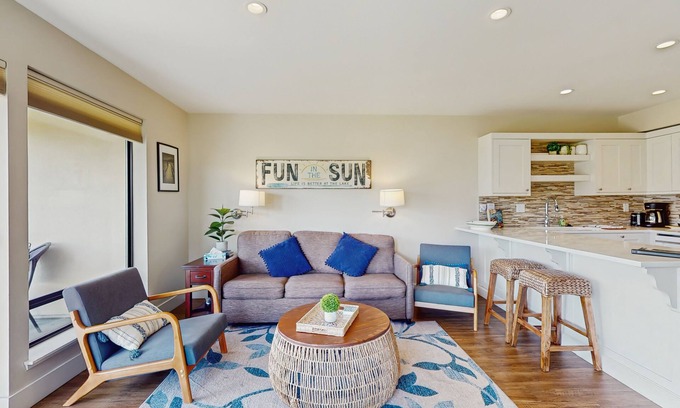 Chelan Condo | Scenic Lake & Pool-View Condo with Beach Access and Balconies