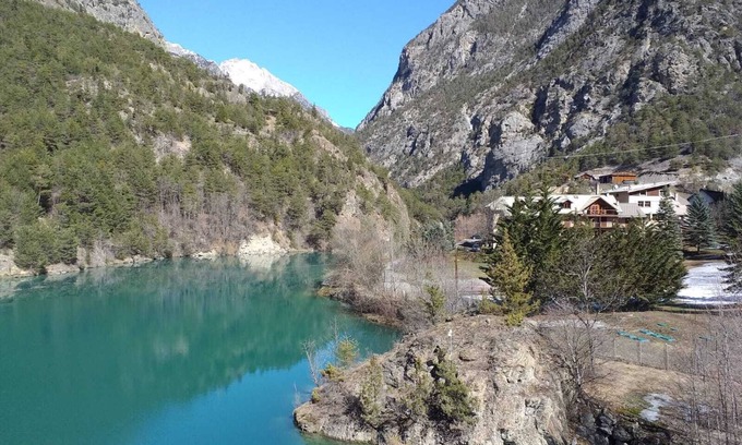 Guillestre Apartment | Inviting Lake Apartment with Pool, Spa & Child-Friendly Amenities