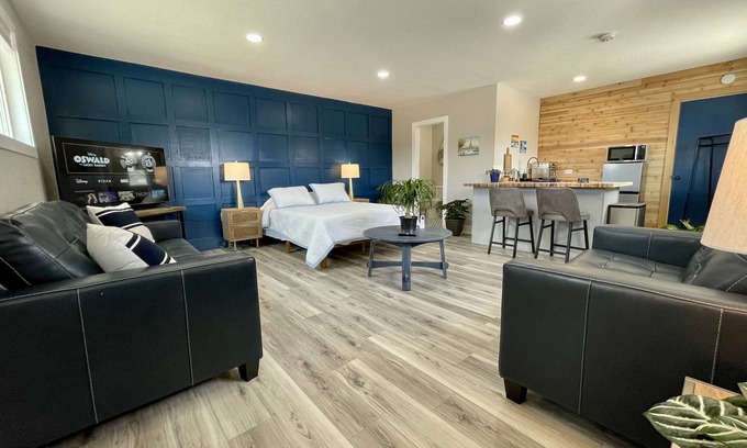 Arvada Apartment | Top-Rated Lake Arbor Studio: Pool, Breakfast & More