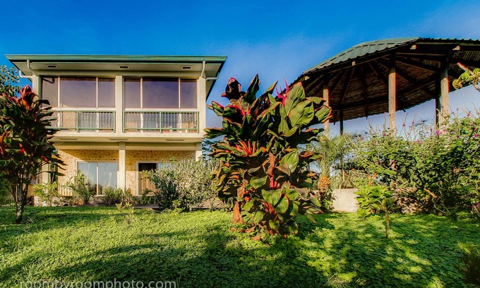 El Millon Ski Chalet | Lake Arenal: Breathtaking Views with Pool and Spa Access