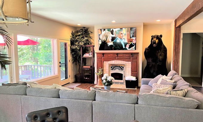 Twin Peaks House | LAKE ARROWHEAD- CHIPMUNK LODGE-5 KING BEDS,4500sq, 6/4, AC, GAME & MOVIE ROOM!