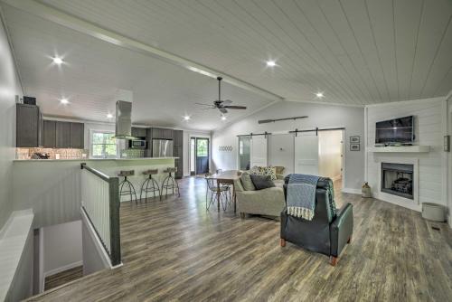Cadiz House | Inviting Lake Barkley Home with Deck and Boat Dock Access