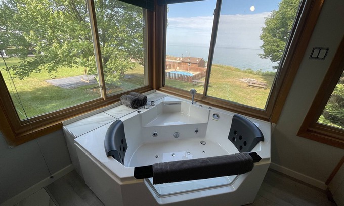 South Haven Hotel | Inviting Lake Bluff Inn and Suites: Pool, Spa & Family Fun