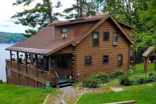 Neshobe Beach House | Cozy Lake Bomoseen Log Cabin - Ideal for Family Getaways
