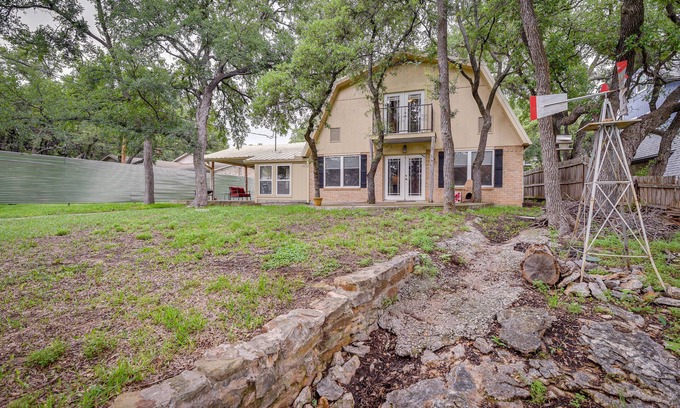 Brownwood House | Idyllic Lake Brownwood Home with Private Boat Dock & Spa