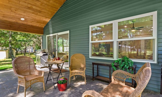 Nekoosa House | Experience Lake Camelot: New Home with Pontoon Rental