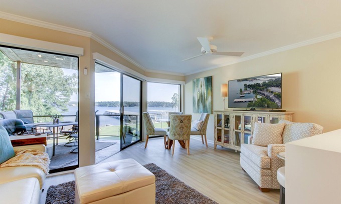 Hot Springs Condo | Unforgettable Interiors with Ocean View & Spa Amenities