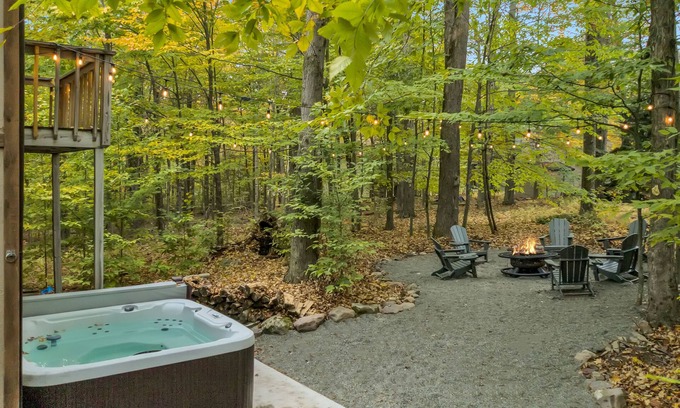 Thornhurst Ski Chalet | Lake Chalet: Hot Tub, Pool Table & Fire Pit Awaits You