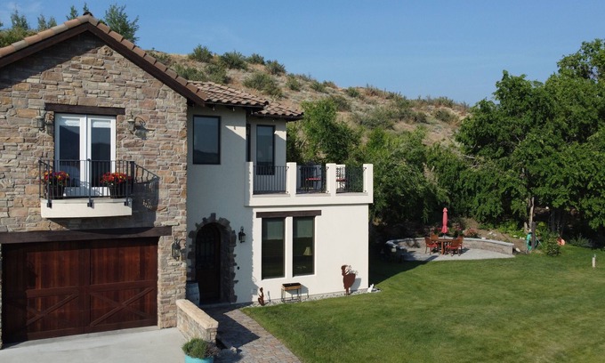 Manson House | Unforgettable Lake Chelan Villa Serene with Spa & Views