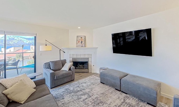 Chelan Apartment | Lake Chelan Shores: Family-Friendly Retreat with Pool & Hot Tub
