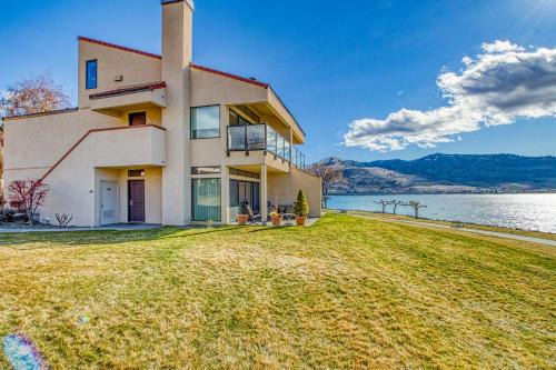 Chelan Apartment | Idyllic Lake Chelan Shores II: Pool & Oceanfront Retreat