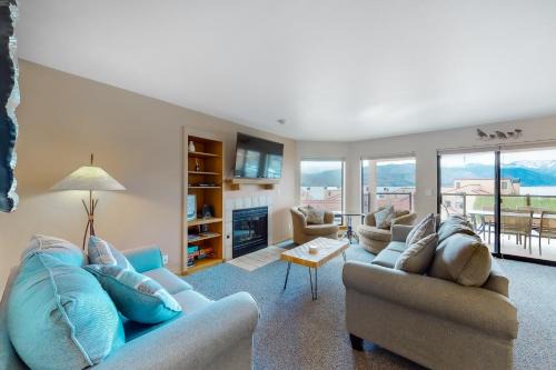 Chelan Apartment | Relaxing Retreat at Lake Chelan Shores with Pool & Hot Tub