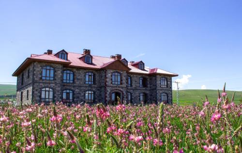 Cildir Hotel | Family-Friendly Lake Cildir Lodge with Breakfast & Kitchen