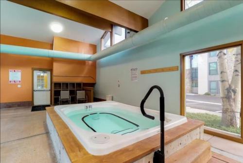 Dillon Apartment | Lake Cliffe A101: Family-Friendly Retreat with Hot Tub
