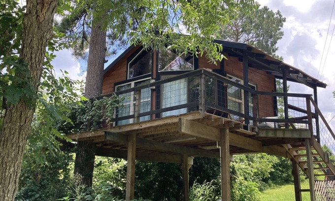 Willis House | Lake Conroe Treehouse: Secluded Retreat with Hot Tub & Kayaks