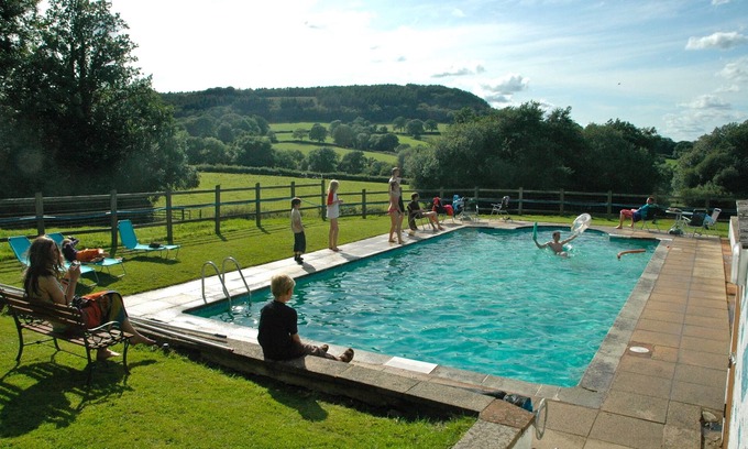 Cullompton Cottage | Cozy Lake Cottage: Guest Rated 10/10 in Beautiful Devon