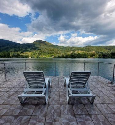 Milici House | Lake Cottage
