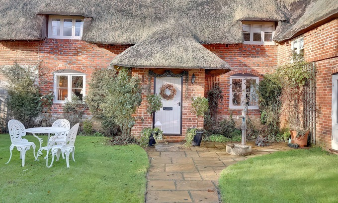 Swindon Cottage | LAKE COTTAGE, family friendly, with open fire in Swindon