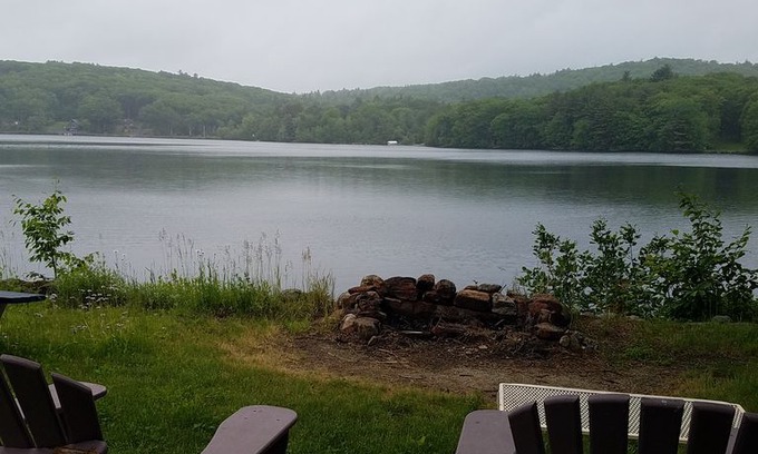 Harrisville Cottage | Pet-Friendly Lake Cottage Retreat with Ocean Views in NH
