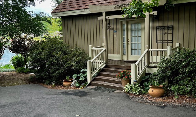 Gilbert House | Serene Lake Cottage with Deck & Kayaks - Rated 10/10!