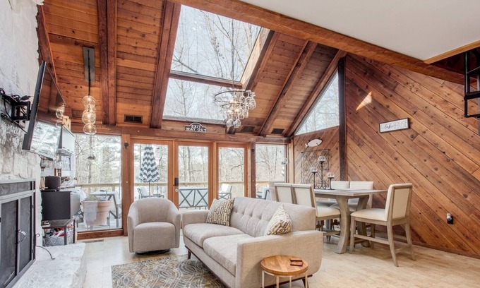 Gainesville Cottage | Lake Cottage- With Pontoon, Jet Ski’s, Hot Tub and Party Top Dock