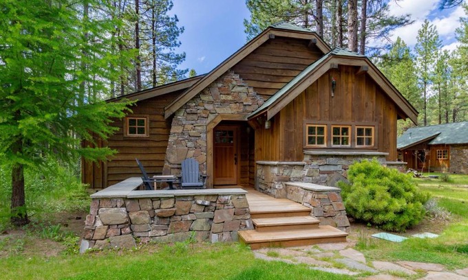 Camp Sherman Resort | Exceptional Lake Creek Lodge: Pet Friendly with Ocean Views
