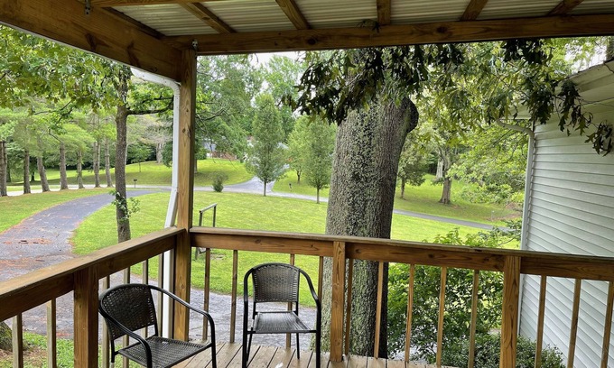 Jamestown House | Pet-Friendly Retreat Near Lake Cumberland & Jamestown Dock
